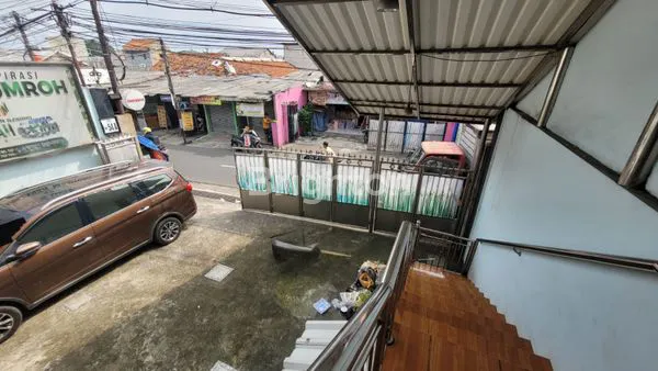 image RUMAH SIAP HUNI 2.5 LANTAI DIPINGGIR JALAN COCOK BERBAGAI USAHA DI DEPOK (1)