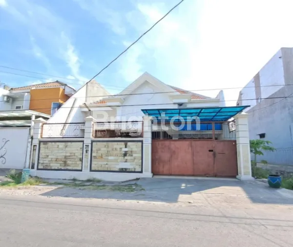 image RUMAH SIAP HUNI DI 0 JALAN RAYA PUCANG ANOM LOKASI STRATEGIS COCOK UNTUK KANTOR, ATAU TEMPAT USAHA (1)