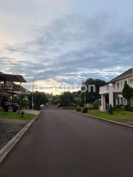 image SEWA RUMAH DALAM CLUSTER FAVORITE KOTA WISATA SEMI FURNISH (2)