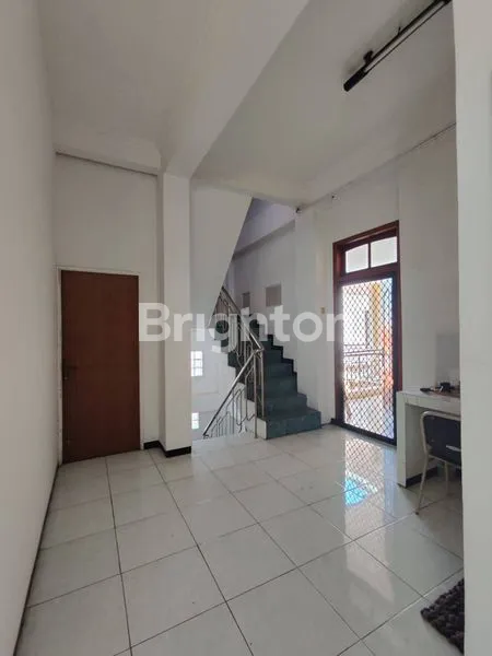 image RUKO 3 LANTAI DAN RUMAH DI BELAKANG RUKO SIAP PAKAI DEPAN NOL JALAN RAYA (8)