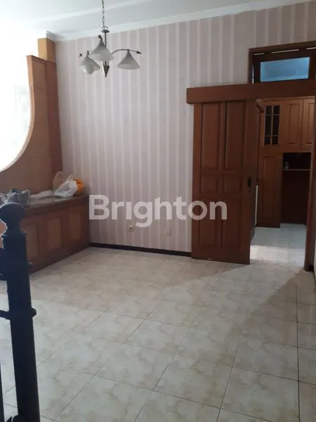 image RUMAH BESAR 2 LANTAI DI SUTOREJO (6)