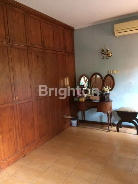 image RUMAH DENGAN TANAH YANG LUAS DI VILLA CENDANA, CIPUTAT. BOLEH BELI SEBAGIAN. (2)