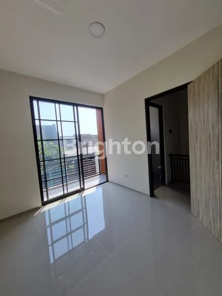 image RUMAH 2 LANTAI ALA CLASSIC MODERN READY BARU DAERAH RUNGKUT (3)