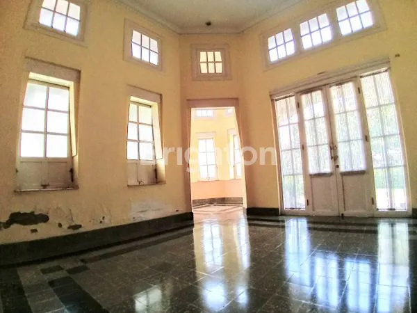 image RUMAH MEWAH MODEL KOLONIAL DEKAT JALAN IJEN KOTA MALANG COCOK UNTUK GUEST HOUSE, BANK DAN RESTO (6)