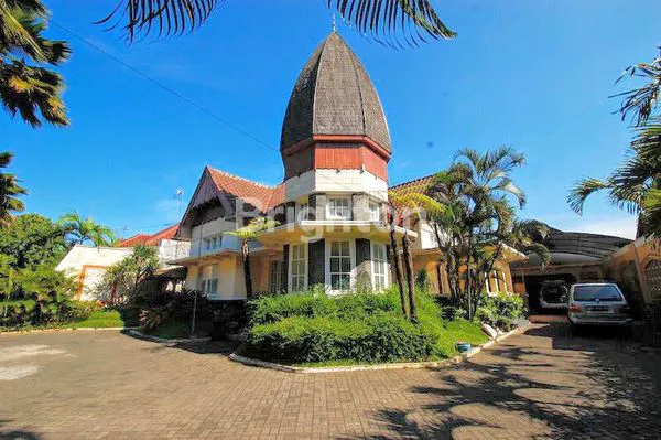 image RUMAH MEWAH MODEL KOLONIAL DEKAT JALAN IJEN KOTA MALANG COCOK UNTUK GUEST HOUSE, BANK DAN RESTO (8)