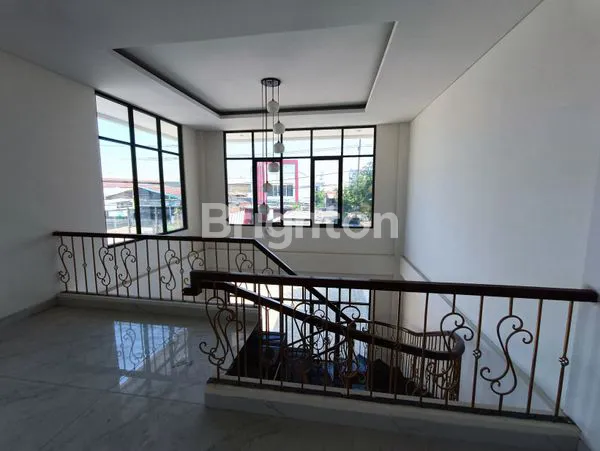 image GEDUNG DAERAH RUNGKUT COCOK UNTUK SHOWROOM, RUMAH MAKAN 2 LT NOL JALAN RAYA (4)