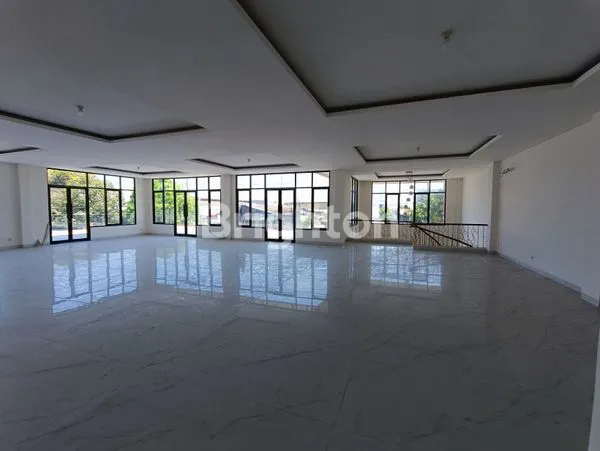 image GEDUNG DAERAH RUNGKUT COCOK UNTUK SHOWROOM, RUMAH MAKAN 2 LT NOL JALAN RAYA (8)