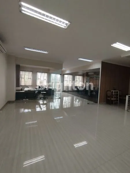 image BANGUNAN 3 LANTAI COCOK UNTUK KANTOR DAN TEMPAT TINGGAL (5)