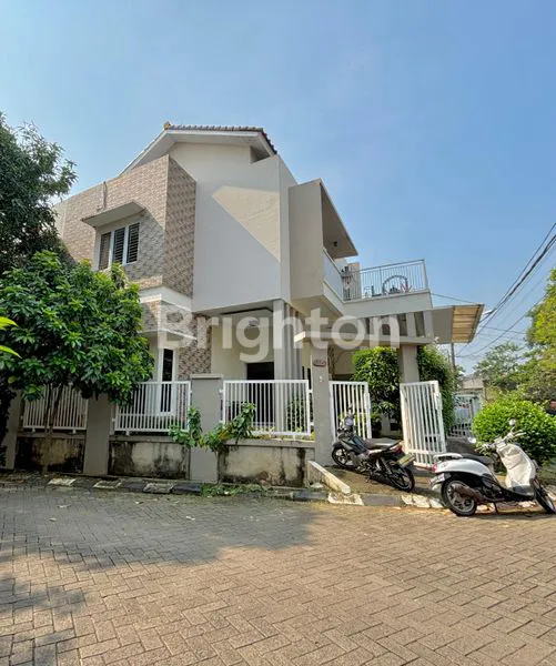 image RUMAH 2 LANTAI YG NYAMAN DAN SIAP HUNI DENGAN BALCONY DI LANTAI ATAS YANG DAPAT DIPAKAI UTK AREA BERSANTAI BERSAMA KELUARGA ATAU TEMPAT BERMAIN ANAK (1)