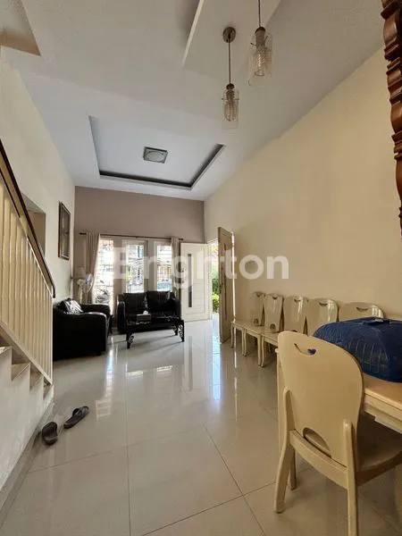 image RUMAH 2 LANTAI YG NYAMAN DAN SIAP HUNI DENGAN BALCONY DI LANTAI ATAS YANG DAPAT DIPAKAI UTK AREA BERSANTAI BERSAMA KELUARGA ATAU TEMPAT BERMAIN ANAK (3)