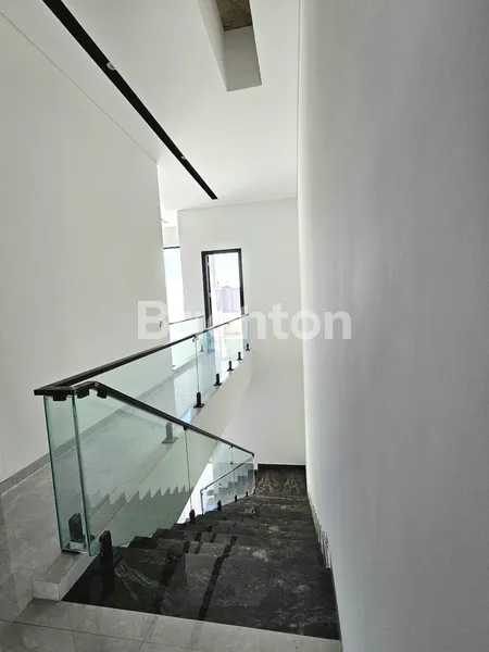 image NEW MODERN TROPICAL HOUSE KUPANG SURABAYA BARAT, LANGKA STRATEGIS, MEWAH, ROW 3 MOBIL (3)