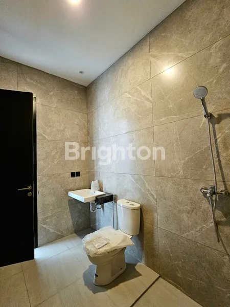 image NEW MODERN TROPICAL HOUSE KUPANG SURABAYA BARAT, LANGKA STRATEGIS, MEWAH, ROW 3 MOBIL (5)