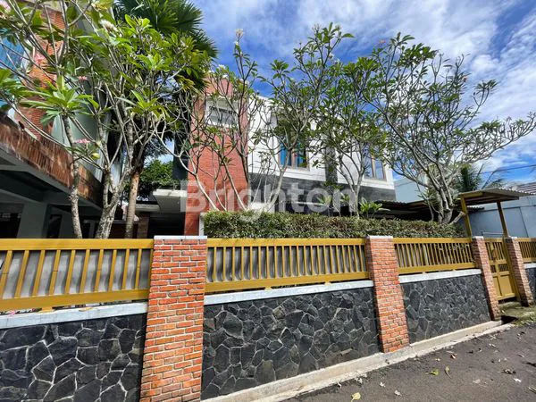 RUMAH MEWAH SEMI FURNISHED CANTIK SANGAT NYAMAN DI TENGAH KOTA SIAP HUNI TURUN HARGA\U203C\UFE0F\U203C\UFE0F