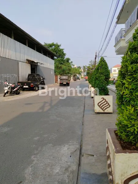 image RUKO BARU, RUKO GANDENG 5 PLONG, 2 LANTAI DI PENYELESAIAN TOMANG JAKARTA BARAT, ADA AC SANGAT COCOK UNTUK USAHA SHOWROOM GALLERY PAMERAN RUANG USAHA KANTOR COUNTER EKSPEDISI AREA PARKIR CUKUP LUAS (8)