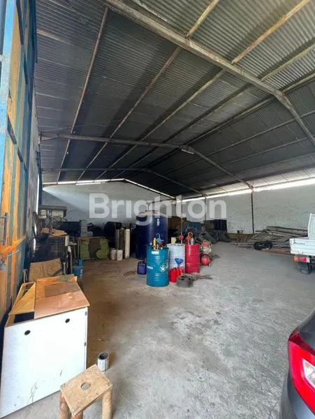 GUDANG HALAMAN LUAS DI SEKARANG BARAT