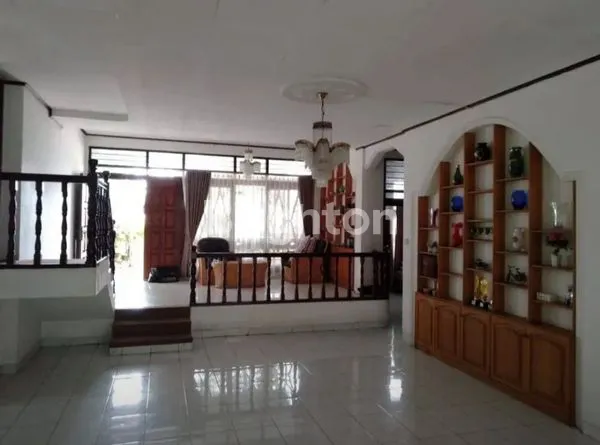 image DIJUAL RUMAH BESAR  SEMIFURNIS DENGAN KOLAM RENANG LOKASI TENGAH KOTA DALAM PERUMAHAN MARKONI ATAS AMAN NYAMAN HARGA NEGO (2)
