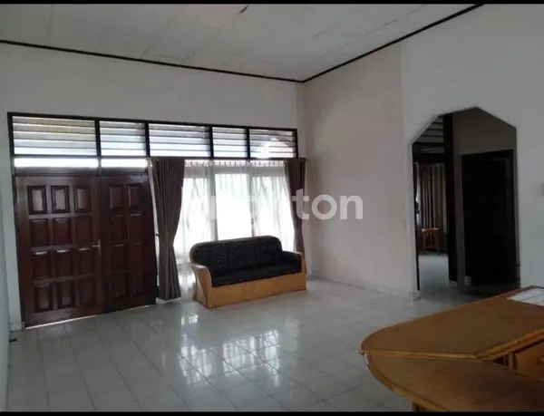 image DIJUAL RUMAH BESAR  SEMIFURNIS DENGAN KOLAM RENANG LOKASI TENGAH KOTA DALAM PERUMAHAN MARKONI ATAS AMAN NYAMAN HARGA NEGO (3)