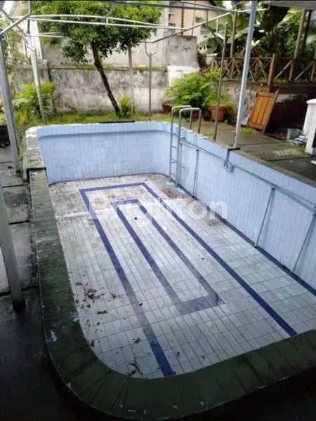 image DIJUAL RUMAH BESAR  SEMIFURNIS DENGAN KOLAM RENANG LOKASI TENGAH KOTA DALAM PERUMAHAN MARKONI ATAS AMAN NYAMAN HARGA NEGO (8)