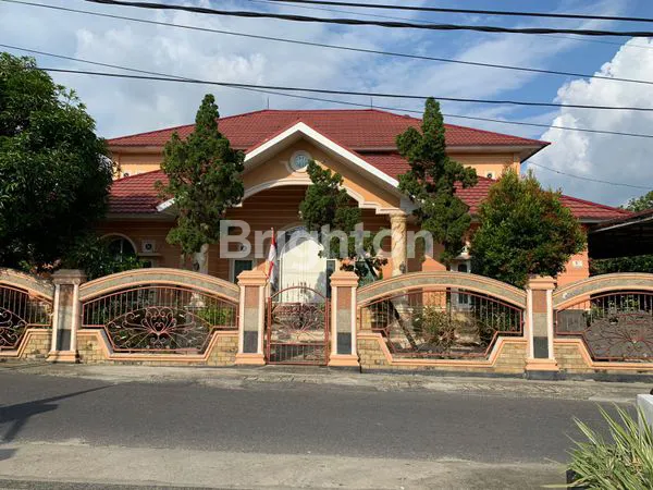 image RUMAH MEWAH TENGAH KOTA DESAIN KLASIK MODERN (2)