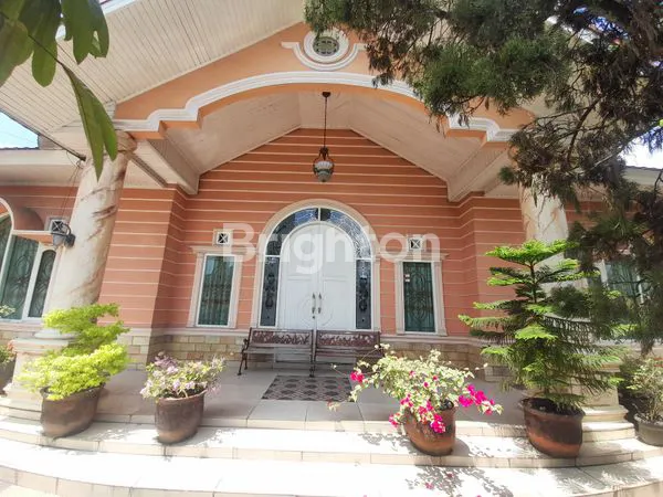 image RUMAH MEWAH TENGAH KOTA DESAIN KLASIK MODERN (1)