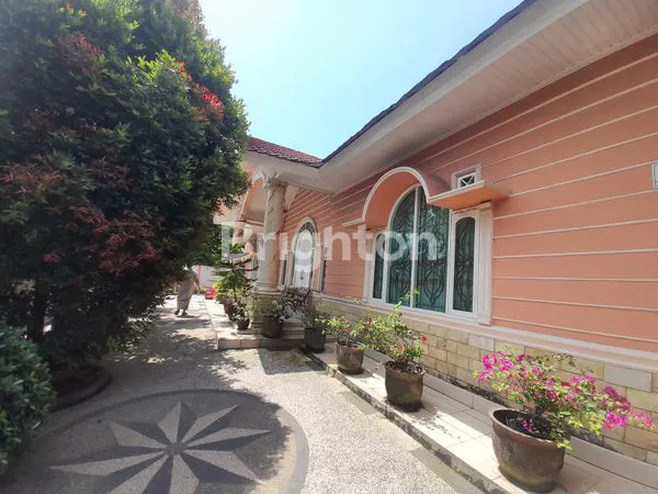 image RUMAH MEWAH TENGAH KOTA DESAIN KLASIK MODERN (3)