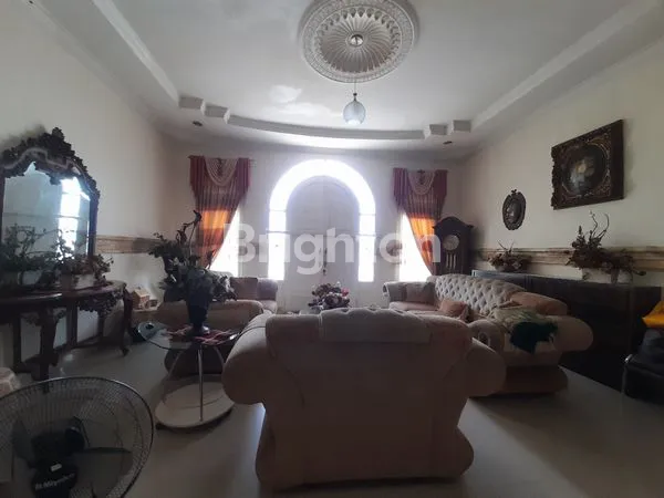 image RUMAH MEWAH TENGAH KOTA DESAIN KLASIK MODERN (4)