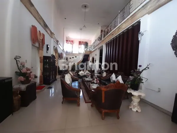 image RUMAH MEWAH TENGAH KOTA DESAIN KLASIK MODERN (5)