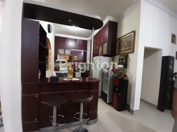 image RUMAH MEWAH TENGAH KOTA DESAIN KLASIK MODERN (6)