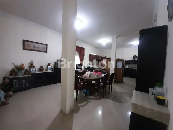 image RUMAH MEWAH TENGAH KOTA DESAIN KLASIK MODERN (7)