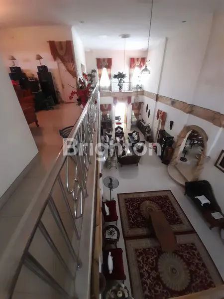 image RUMAH MEWAH TENGAH KOTA DESAIN KLASIK MODERN (8)