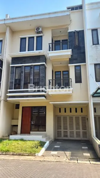 image RUMAH SIAP HUNI DI LINGKUNGAN ELITE BANDUNG UTARA (1)