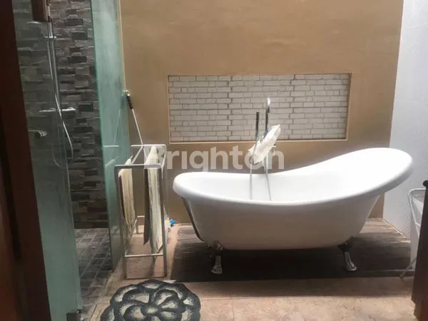 image RUMAH CANTIK FULLY FURNISHED 2 LANTAI DI IMAM BONJOL (3)