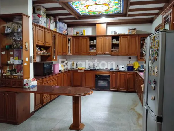 image RUMAH MEWAH TERAWAT JUAL DI BAWAH HARGA PASARAN DI KEMANG PRATAMA REGENCY (4)