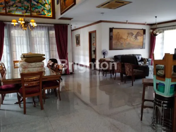 image RUMAH MEWAH TERAWAT JUAL DI BAWAH HARGA PASARAN DI KEMANG PRATAMA REGENCY (7)