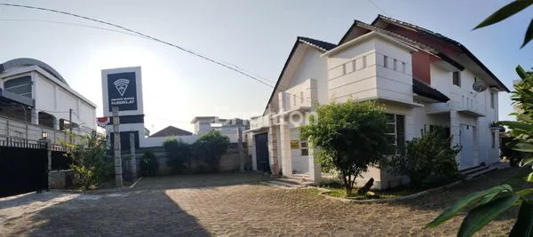 image RUMAH 2 LANTAI SIAP HUNI  (8)