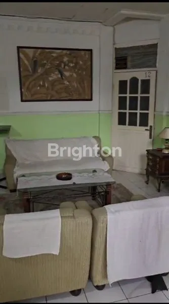 RUMAH TUA DI AREA KOMERSIAL