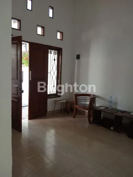 image RUMAH CANTIK SIAP DITINGGALI LOKASI STRATEGIS DEKAT KE MERR (2)