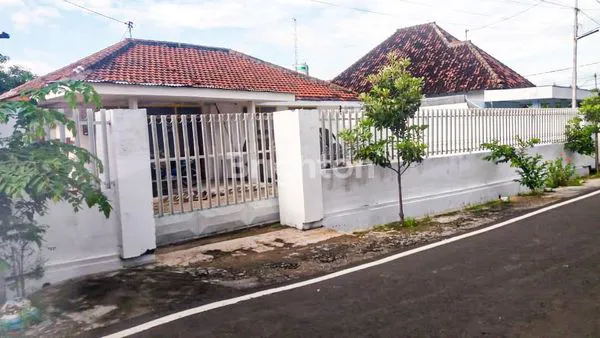 image RUMAH DENGAN TANAH LUAS DI TAMAN - KOTA MADIUN (1)