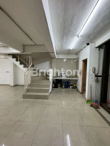 image RUKO GANDENG 2½ LANTAI DILENGKAPI LIFT BARANG, PINGGIR JALAN RAYA DILALUI TRANSJAKARTA DI HASYIM ASHARI, DURI PULO, GAMBIR JAKARTA PUSAT (3)