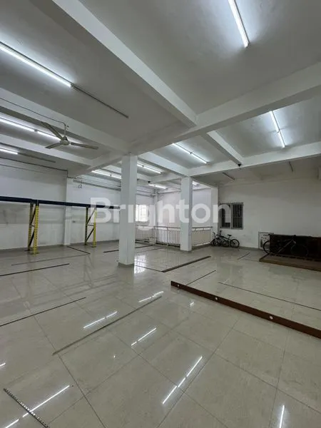 image RUKO GANDENG 2½ LANTAI DILENGKAPI LIFT BARANG, PINGGIR JALAN RAYA DILALUI TRANSJAKARTA DI HASYIM ASHARI, DURI PULO, GAMBIR JAKARTA PUSAT (4)