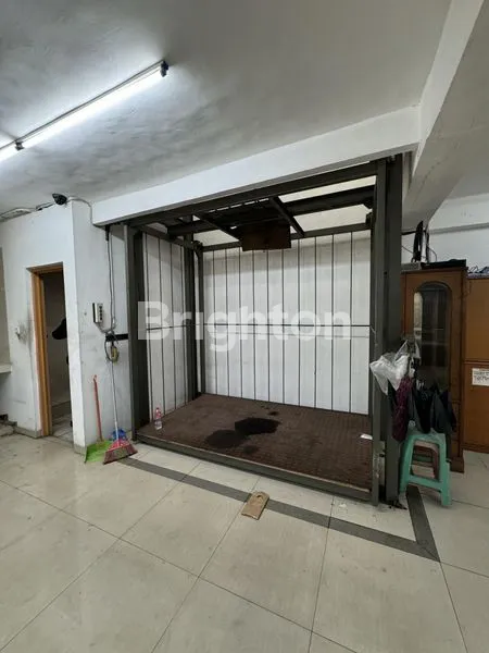 image RUKO GANDENG 2½ LANTAI DILENGKAPI LIFT BARANG, PINGGIR JALAN RAYA DILALUI TRANSJAKARTA DI HASYIM ASHARI, DURI PULO, GAMBIR JAKARTA PUSAT (7)