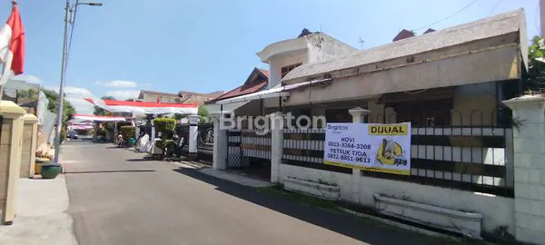 image TURUN HARGA!!! RUMAH FULL KAYU JATI STRATEGIS 2,5KM KE POLINEMA BRAWIJAYA-SOEKARNO HATTA DAN SEKITARNYA AREA BUNGA-BUNGA COCOK UNTUK RUMAH KOST KOTA MALANG (1)