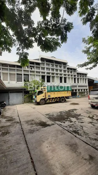 image HIGH SPECS GUDANG SIAP HUNI NOL JALAN RAYA, STRATEGIS DEKAT SURAMADU KAPASAN PASAR ATOM PELABUHAN TANJUNG PERAK MERR. COCOK UNTUK SHOWROOM/DEALER MOBIL, SUPERMARKET, PERCETAKAN, GUDANG (2)