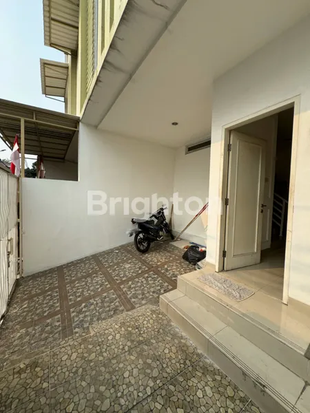 image RUMAH 3 LANTAI ROW 2 MOBIL ADA KAMAR DI LANTAI 1 SEMI FURNISHED TANJUNG DUREN (1)