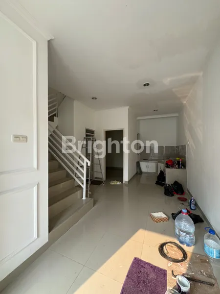 image RUMAH 3 LANTAI ROW 2 MOBIL ADA KAMAR DI LANTAI 1 SEMI FURNISHED TANJUNG DUREN (2)