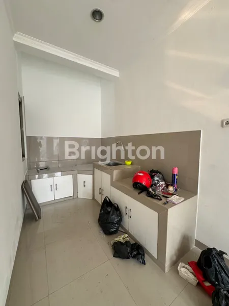 image RUMAH 3 LANTAI ROW 2 MOBIL ADA KAMAR DI LANTAI 1 SEMI FURNISHED TANJUNG DUREN (3)