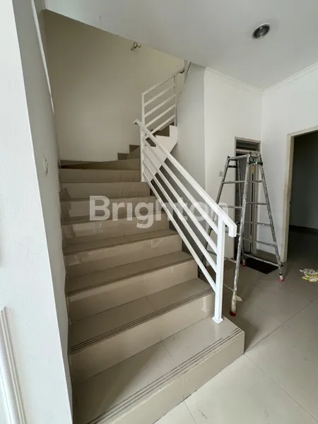 image RUMAH 3 LANTAI ROW 2 MOBIL ADA KAMAR DI LANTAI 1 SEMI FURNISHED TANJUNG DUREN (5)