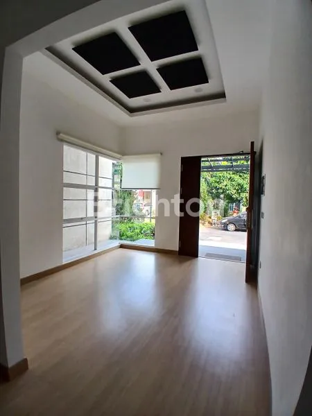 image RUMAH  3 LANTAI MEGAH MEWAH & LUAS DI LOKASI ELIT ALAM SUTERA (1)
