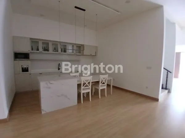 image RUMAH  3 LANTAI MEGAH MEWAH & LUAS DI LOKASI ELIT ALAM SUTERA (2)