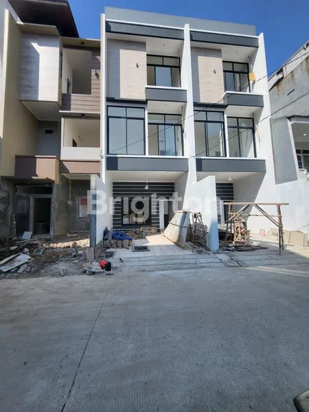 image RUMAH BARU 3,5 LANTAI, MINIMALIS, ROW 3 MOBIL DI JELAMBAR, JAKARTA BARAT (1)